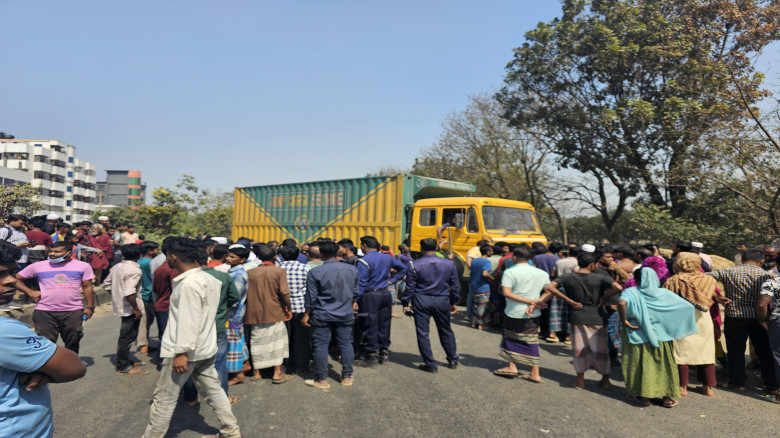শ্রীপুরে অটোরিকশা চালকে হত্যার ঘটনায় মহাসড়ক অবরোধ...